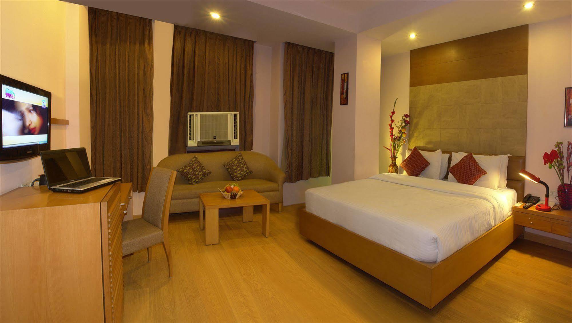 The Crest Inn Delhi  Exterior photo